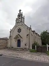 Vue du fronton d'une église, surmonté d'une cloche