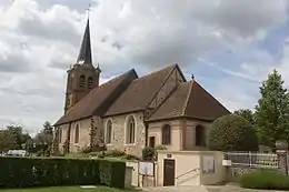 photographie dune église ; vue latérale de la nef et du clocher.