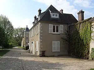 Autre vue, avec une tour subsistante du château du XIXe siècle en arrière plan.