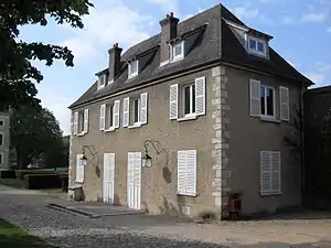 Le corps de logis de l'ancien relais de chasse à l'entrée du parc de Diane.