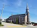 Église des Escoumins vue de profil, située sur le coteau.