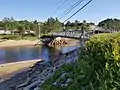 Pont piétonnier voisin du pont de la route 138 enjambant la rivière des Escoumins au village.