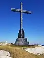 Croix de métal et lumineuse érigée à l'extrémité de la presqu'île, face au village des Escoumins, sur la Côte-Nord.