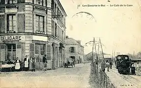 Locomotive devant le Café de la Gare.