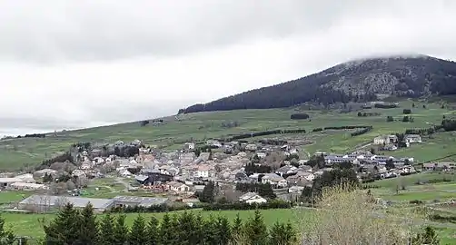 Vue générale des Estables et du Mont d'Alambre depuis la RD36.