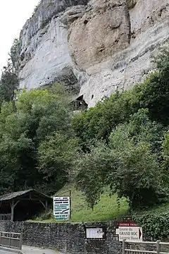 Le bas de l’escalier menant à l'entrée de la grotte (on aperçoit le toit de l'entrée plus haut)