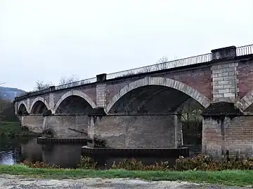 Pont ferroviaire sur la Vézère aux Eyzies.