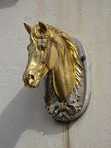 sculpture plaquée or représentant la tête d'un cheval