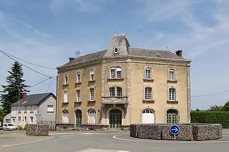 Bâtiment face à la gare.