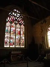 Intérieur de la chapelle, vitraux aux écussons de France et de Montmorency-Laval.