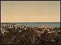 Vue du Suquet et de la baie de Cannes depuis les collines avec les îles de Lérins au large, photochrome, même époque.