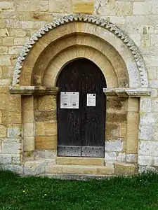Le portail roman de la chapelle.