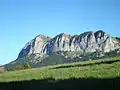 Les montagnes des Mémises vues depuis le Mont Bénand en été.