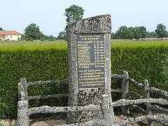 Les Merles, stèle à la mémoire des fusillés du 28 avril 1944.