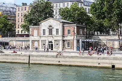 Maison des Célestins en contrebas du quai (sur le port des Célestins).