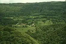 Vue des Pézières et des fermes des Gorges sur les reliefs du Bugey