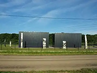 Les Placeaux : bâtiment industriel entouré de sculptures