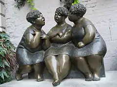 Les Chuchoteuses, bronze de Rose-Aimée Bélanger.