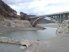 Le pont Julien du XVIIe siècle et le pont contemporain.