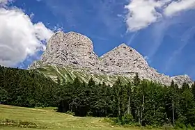 Vue d'Agathe (à gauche) et de Sophie (à droite) depuis le col de l'Arzelier au sud-est.