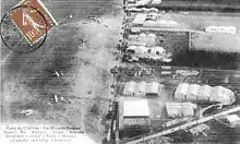 Hangars des constructeurs civils utilisant le terrain militaire à gauche.