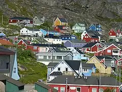 Maisons colorées. Les bâtiments jaunes étaient pour le personnel médical, les verts pour l'administration, les bleus pour les métiers techniques et les rouges pour l'église luthérienne, mais cette tradition s'estompe et de nouvelles couleurs apparaissent.