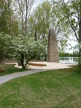 Les nouvelles berges du Rhône autour de la pile de l'ancien bac à traille.