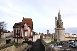 Vue de la tour depuis la porte des deux-moulins. À gauche, la maison dite « au chat ».