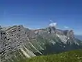 Les rochers de la Balme au premier plan à gauche prolongés par la Grande Moucherolle et les Deux Sœurs.