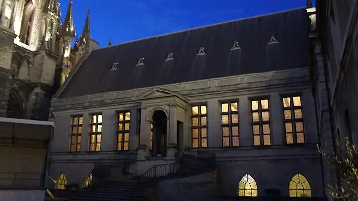 Les salles superposées : Salle du Festin en haut et salle basse en bas.