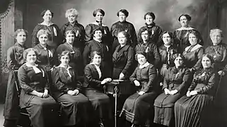 Les sœurs Desloges et les gardiennes de l'École Guigues d'Ottawa en 1913.