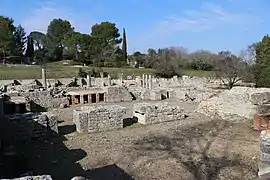 La salle froide et les deux salles chaudes. Les colonnes, au fond, sont celles des maisons du côté est de la rue.