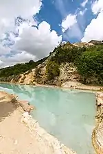 Les anciens thermes romains, au-dessous du déversoir.