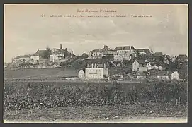 Photographie en noir et blanc d'un village sur une colline.