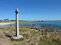 Lesconil : la « Croix des amoureux » et le littoral vers l'est.