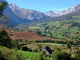 Lescun, vue en direction du Pas d'Azuns, dans le sud-est.