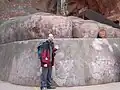 Une personne devant les doigts de pied de Bouddha donne l'échelle du monument.