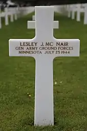 Photo noir et blanc de la pierre tombale de McNair au cimetière américain de Colleville-sur-Mer