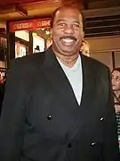 Photo d'un homme en train de sourire face à la caméra.