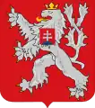 Blason au fond rouge avec un lion blanc, symbole de la Tchécoslovaquie, surmonté d'une couronne.