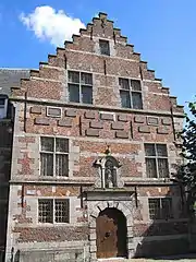 Hôpital Notre-Dame à la Rose : bâtiments avec annexes, ferme avec dépendances et ancien cimetière des religieuses avec monuments funéraires (M), place Alix du Rosoit