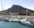 Le port L'Estartit et le massif Roca Maura (226 m).