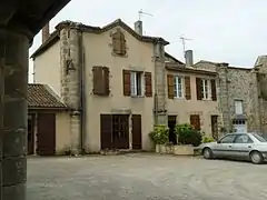 La place et ses colonnes.