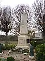 Le monument aux morts près de l'église (août 2014)