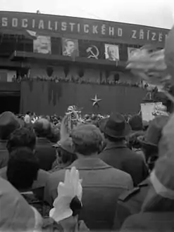 Vue de la tribune des officiels le 1er mai 1981.