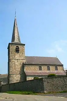 Photo couleur de l'église Saint-Martin de Leugnies, construite au XIIIe siècle.