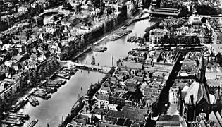 Photographie aérienne du Leuvehaven, postérieure à 1925, la Zuiderkerk est à droite.