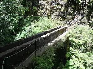 Levada do Caldeirão Verde, sur un pont traversant un ravin.