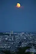 L'éclipse peu après le lever de la Lune, vue depuis Montmartre (Paris, France).