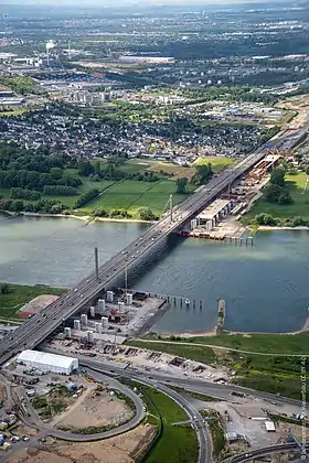 Le pont vu du nord-est en mai 2020, avec les travaux du nouvel ouvrage